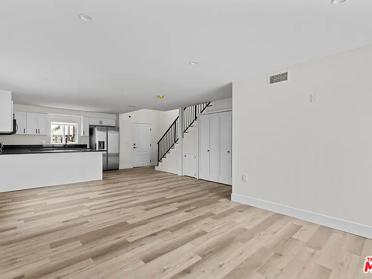 546 N Genesee Ave — Photo 3