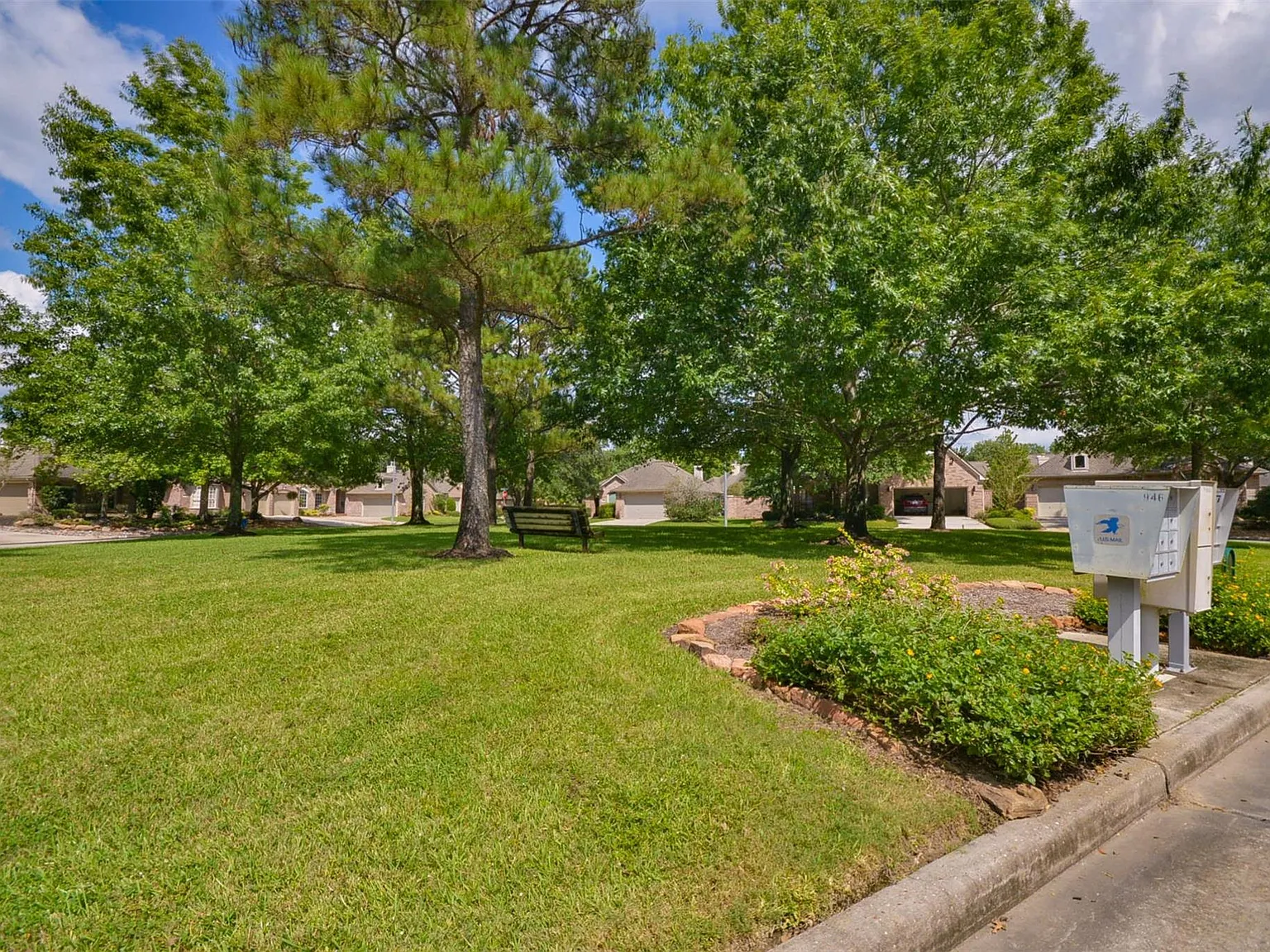 3 bed, 2.0 bath, 2488 sqft, $2,600 — Photo 2