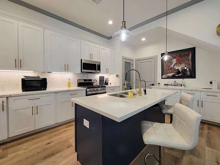 6520 Couch St — Photo 3