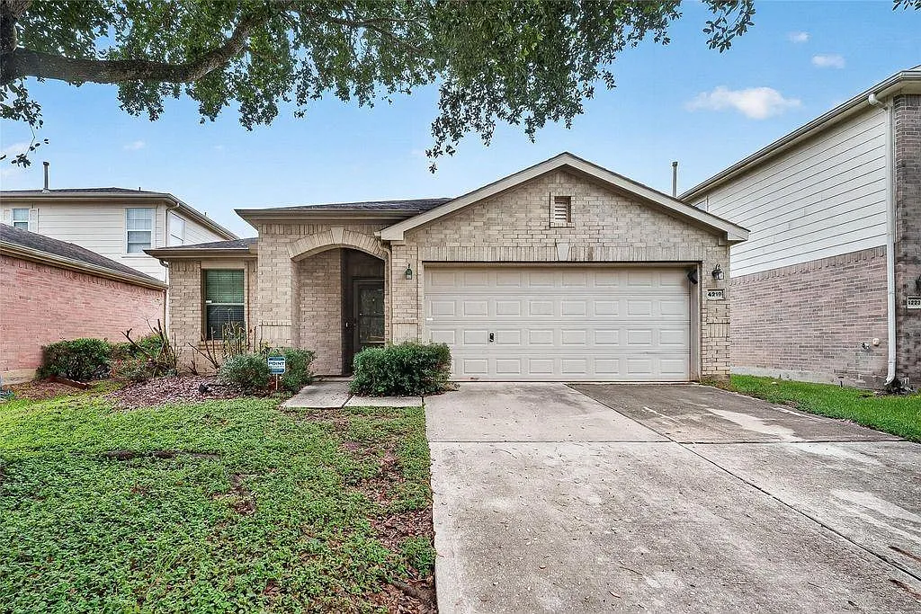 3 bed, 2.0 bath, 1788 sqft, $2,200 — Photo 2