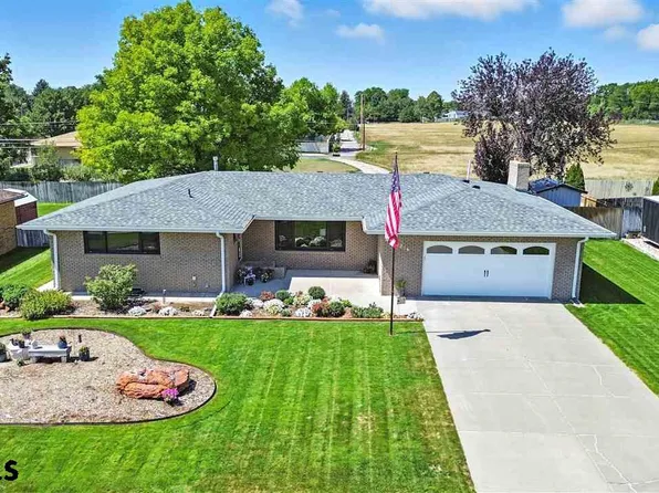 3216 Bluebell Ct, Scottsbluff, NE 69361