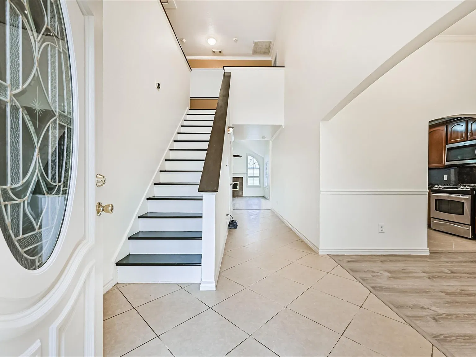 3 bed, 2.5 bath, 2279 sqft, $2,100 — Photo 4