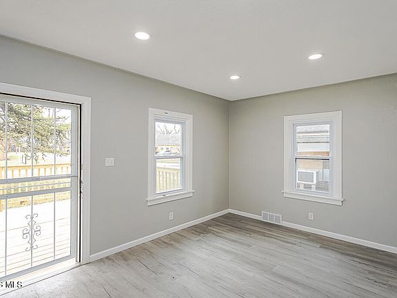 4th image of 629 Cuthbert Rd