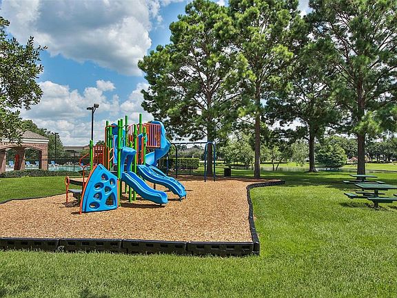 Walking distance to neighborhood amenities!