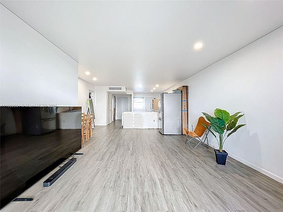 5th image of 1750 NE 191st St APT 821-3