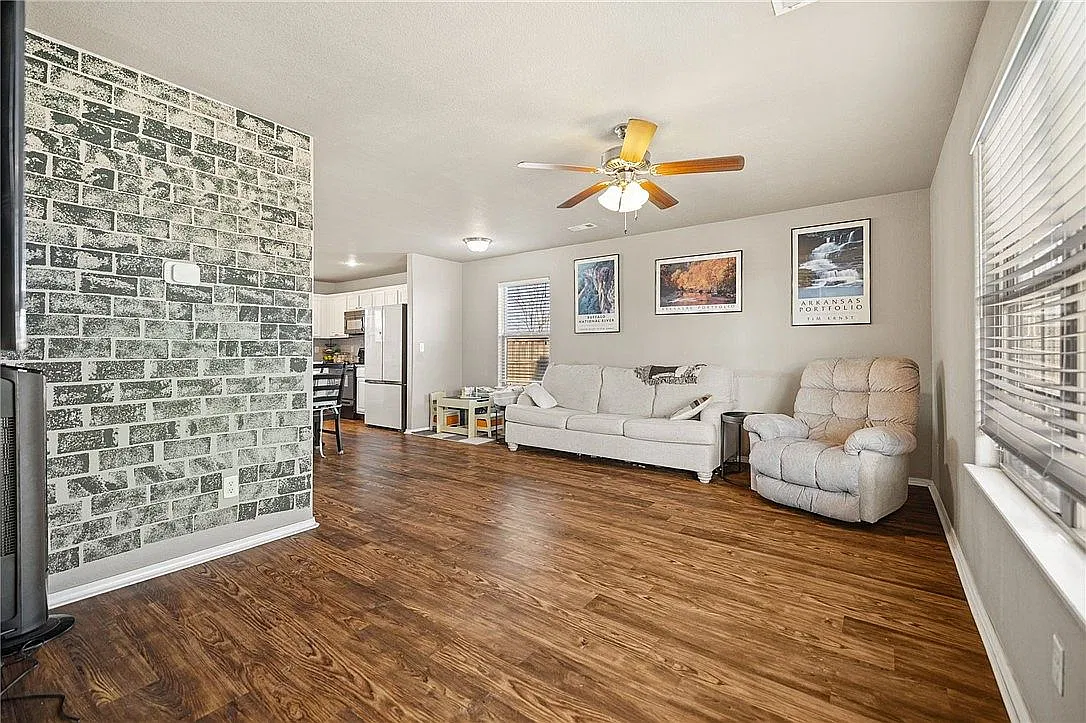 3 bed, 1388 sqft, $1,950 — Photo 2