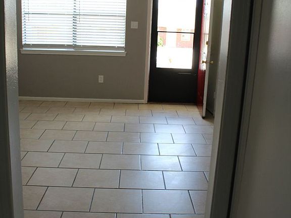 5th image of 303 Horseshoe Dr #B