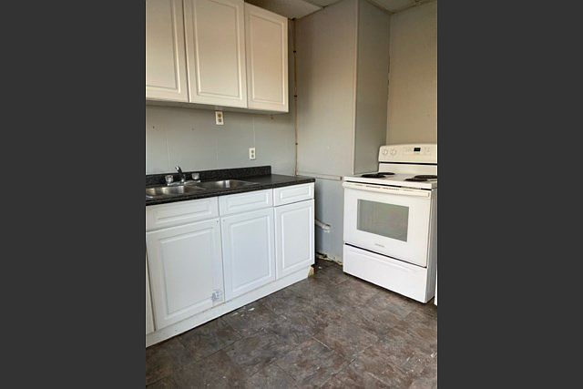 2nd image of 90 Wellington St W #2