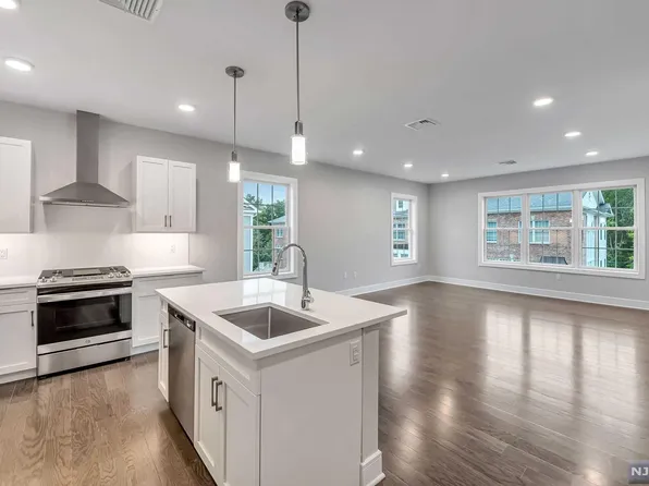 5305 Rio Vista Ln, Northvale, NJ 07647