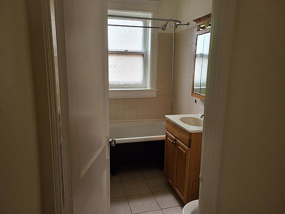 3rd image of 3621 N Pine Grove Ave #1