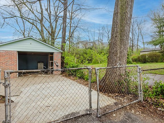 4th image of 3021 Stanford Dr