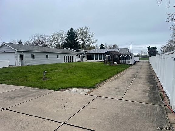 3rd image of 2842 Braley Rd