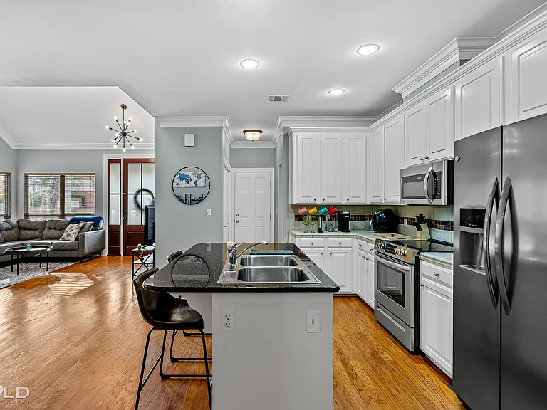 8915 Glenmora Dr — Photo 4
