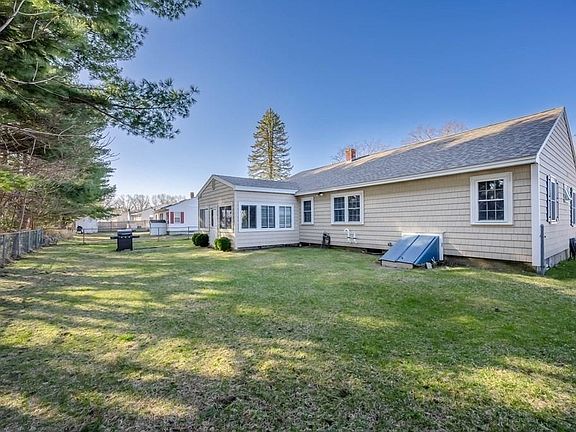 5th image of 9 Crestwood Cir