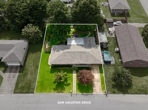 1837 Sam Houston Dr, Dyersburg, TN 38024