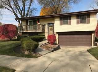 352 Chenault Rd, Buffalo Grove, IL 60089