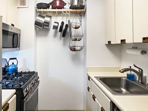 311 East 38th Street image 3 of 8