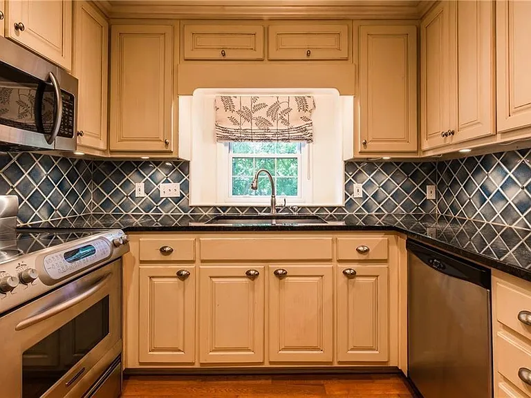 82 Montre Sq NW — Photo 16