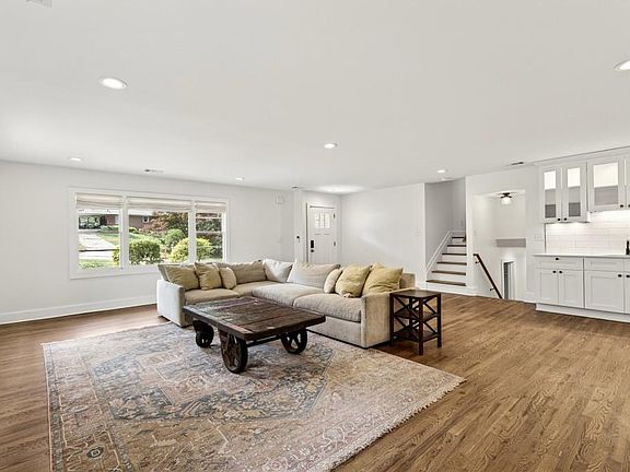 4th image of 1344 Midlawn Dr