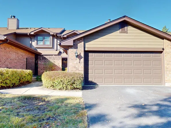 6 Indian Trail Dr, Westmont, IL 60559