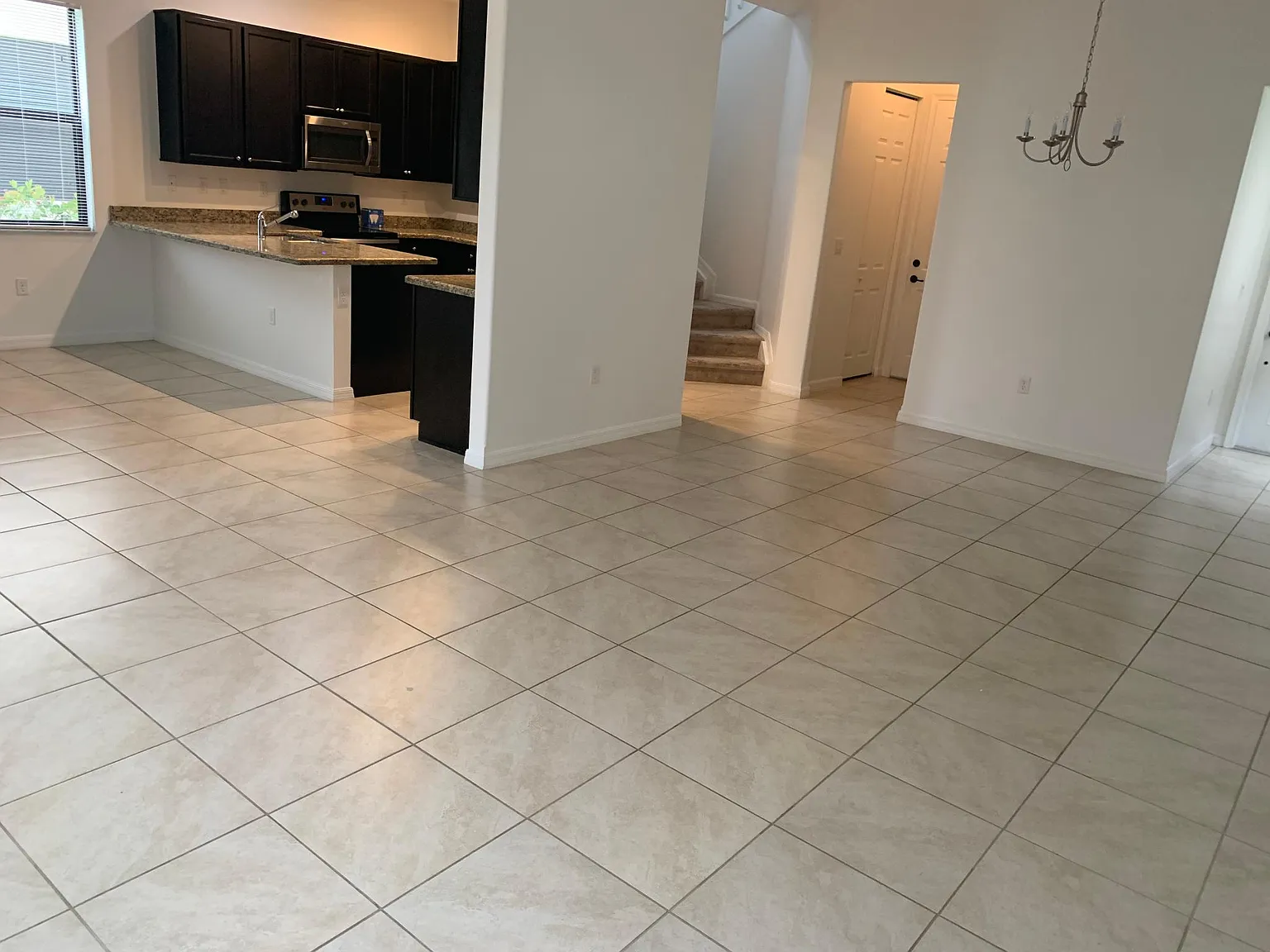 3 bed, 2.5 bath, 2529 sqft, $2,400 — Photo 3