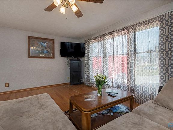 4th image of 209 S Robinson Dr