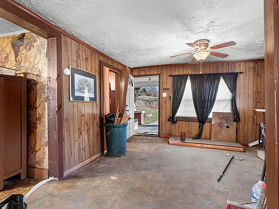 5th image of 905 Adams Ln