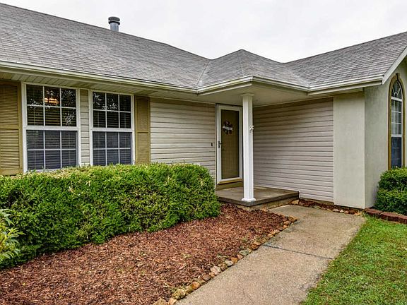 4th image of 702 S Sunmeadow Dr