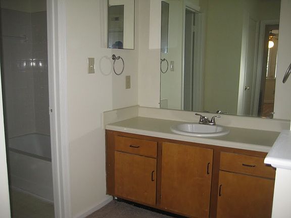 3rd image of 118 Kingsbury Dr