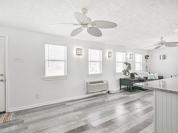 3rd image of 4127 San Jacinto Dr