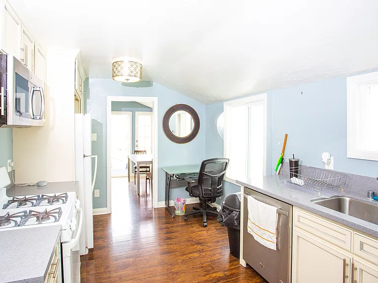 915 E Balboa Blvd — Photo 17
