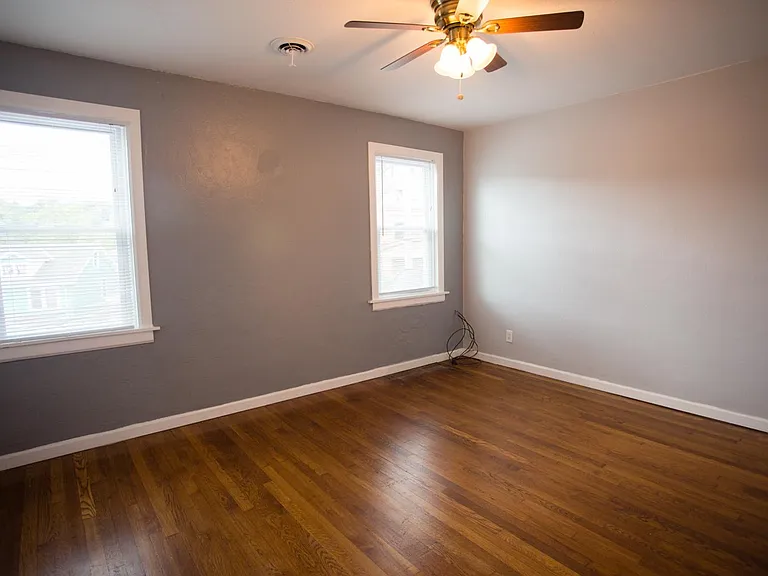 2425 Saranac Ave — Photo 11