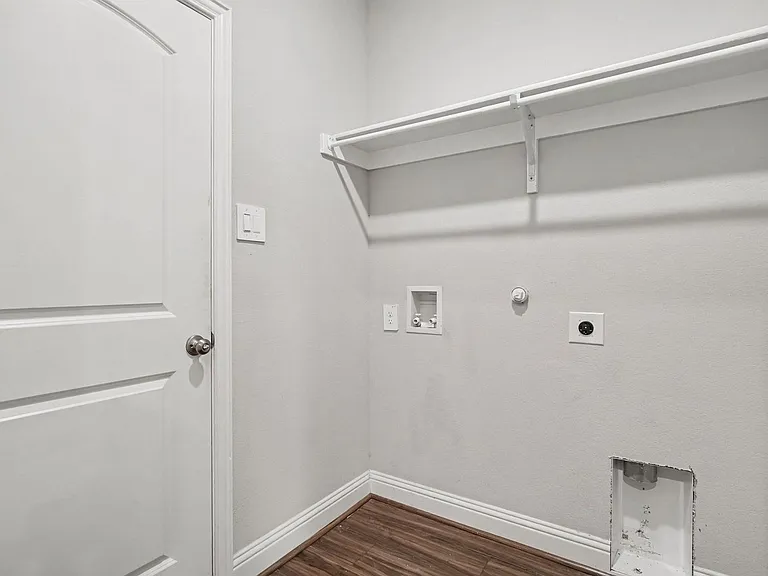 1425 Waverley Dr — Photo 17