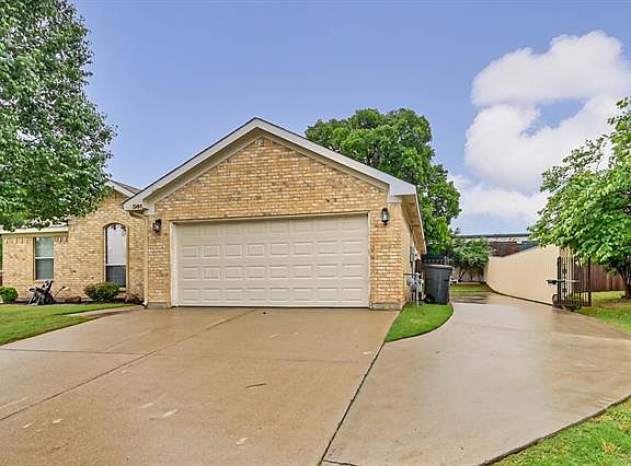 3rd image of 301 Sweetwater Dr