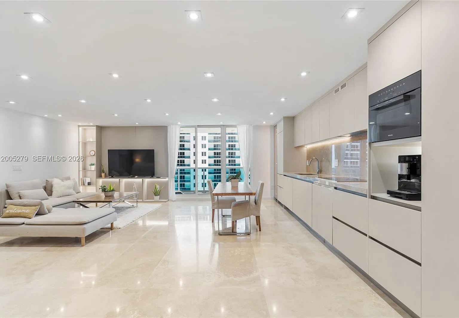 Roney Palace Condo — Photo 2