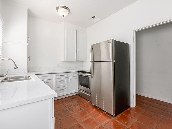 3rd image of 1848 N Mariposa Ave #A