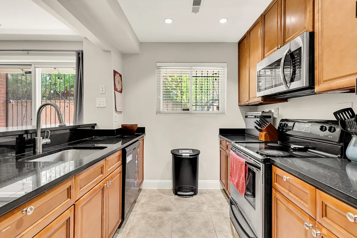 Building Photo - 1384 Bryant St NE #102
