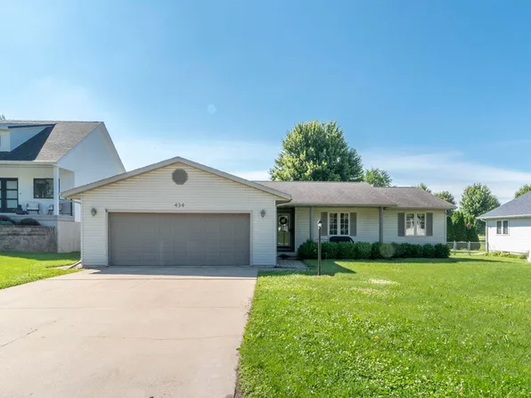 434 Amber Ln, Elk Run Heights, IA 50707