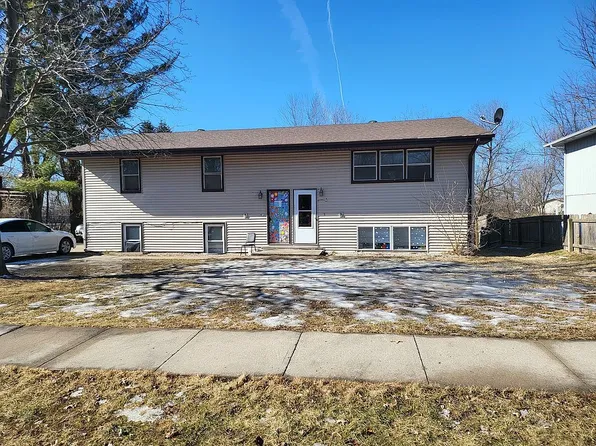 1433 Valley View Dr, Coralville, IA 52241