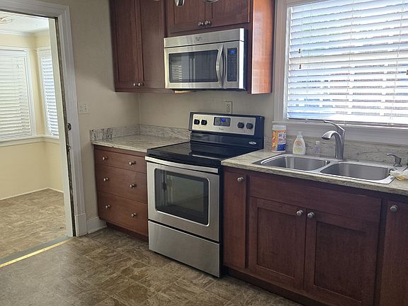 3rd image of 215 Thompson St