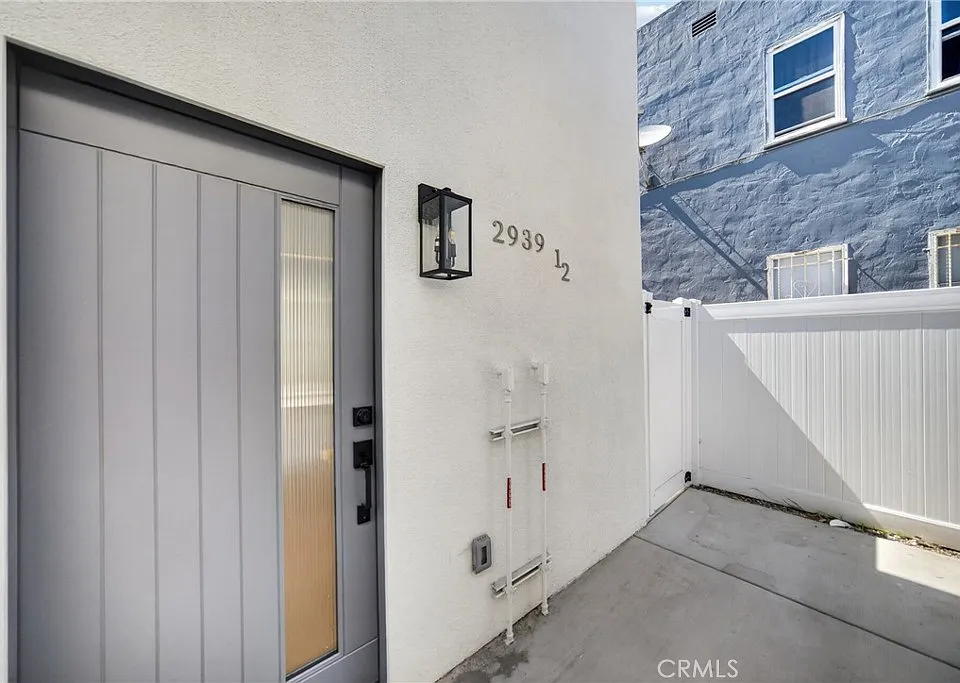 2939 1/2 10th Ave