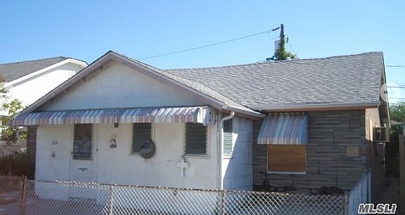 2nd image of 206 Grand Blvd