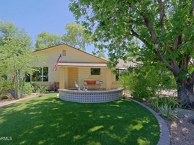 703 E Auburn Dr — Photo 2