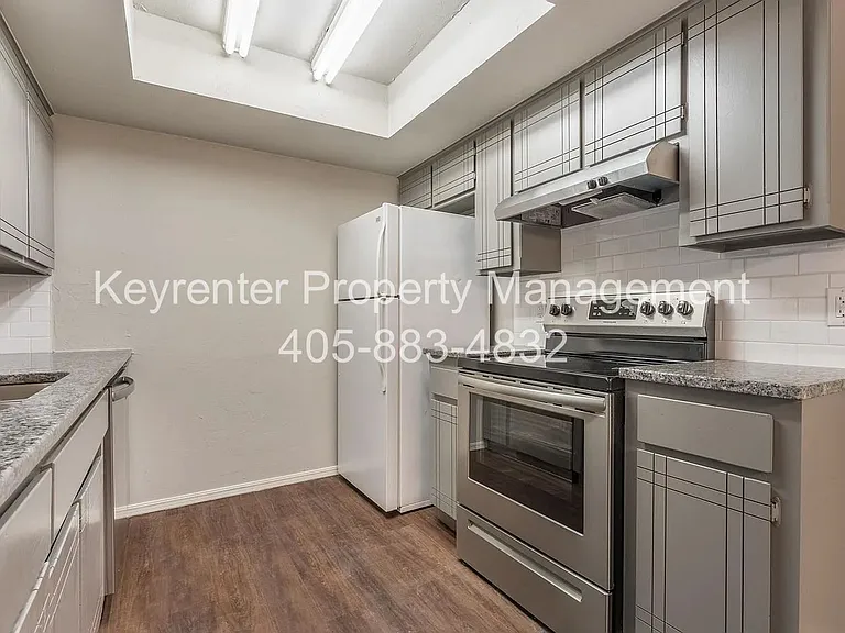 9016-9020 N Rockwell Dr — Photo 12