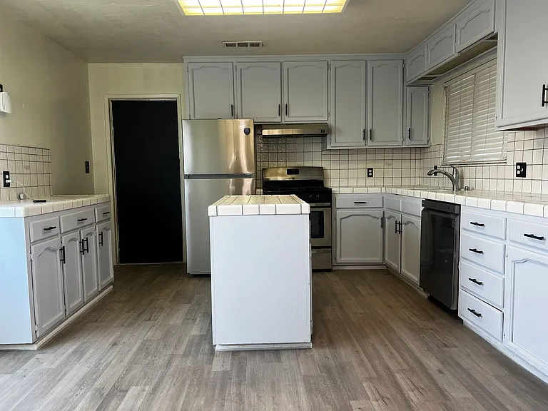 1065 Lassen Dr — Photo 6