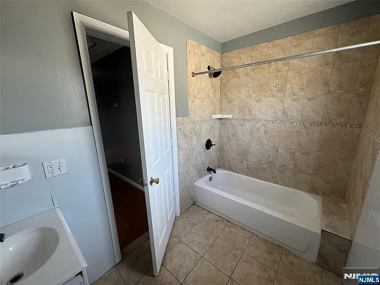 132 E Main St — Photo 10