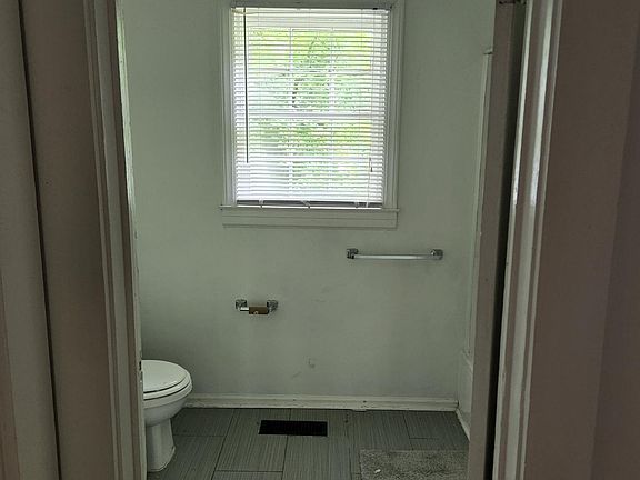 4th image of 409 Knolls St #B