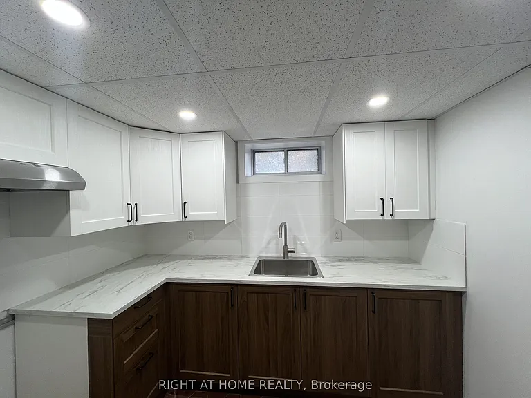 9 Dewlane Dr — Photo 3