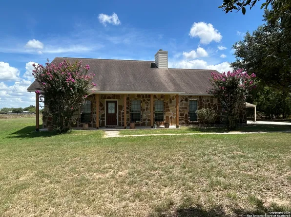 105 OAK HOLLOW DR, La Vernia, TX 78121