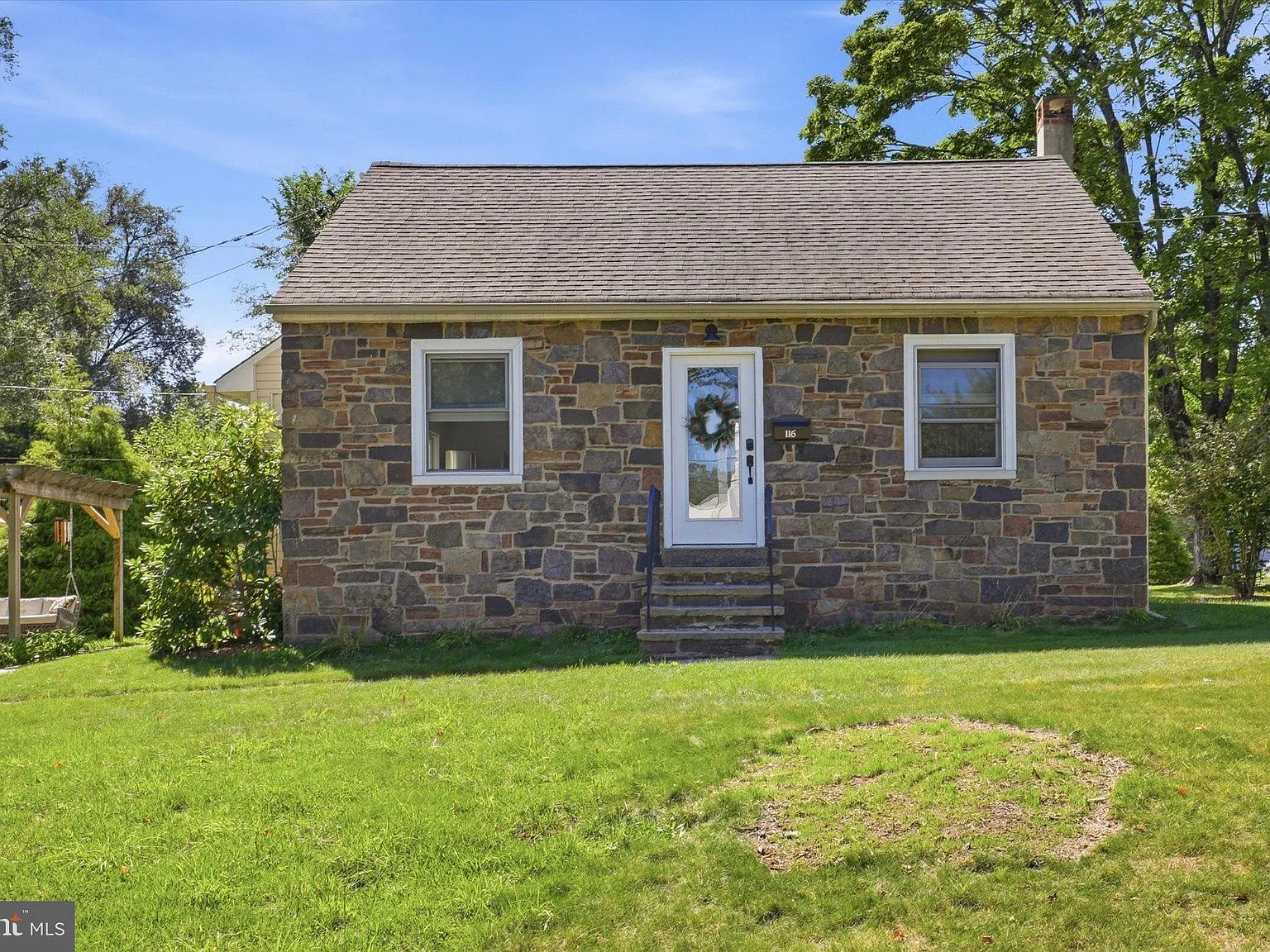 3 bed, 2.5 bath, 1323 sqft, $3,000 — Photo 2
